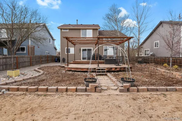 a view of a house with backyard