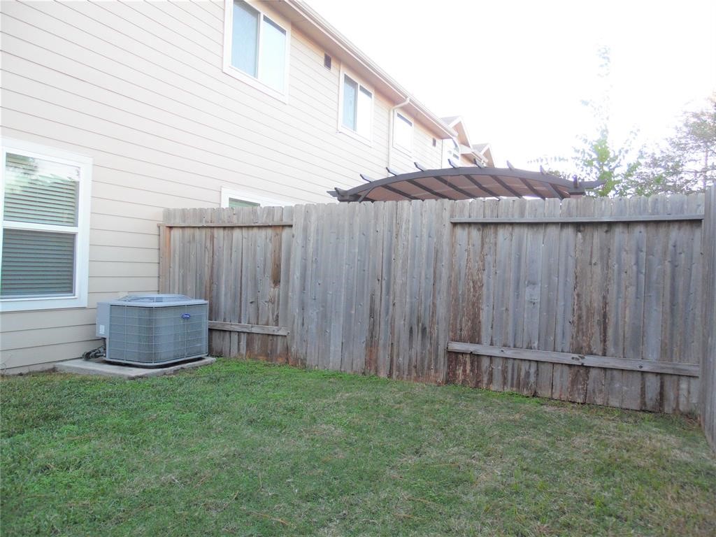 5106 Gable Lane Houston, TX 77066 - Photo 32 of 39 a backyard of a house
