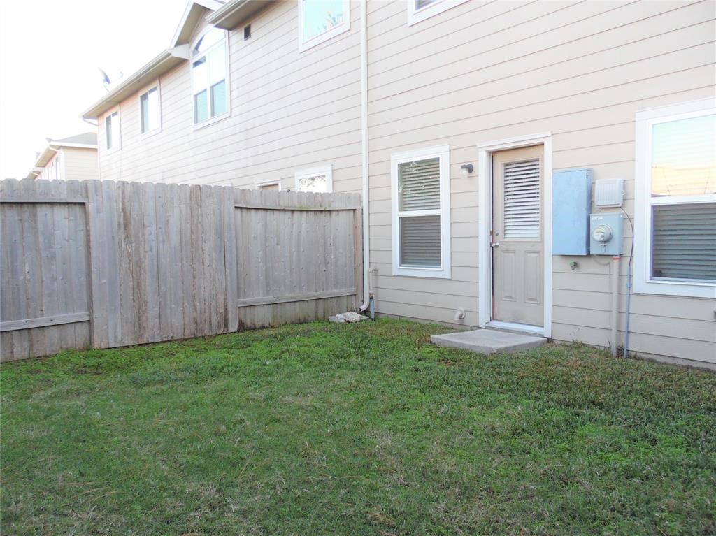 5106 Gable Lane Houston, TX 77066 - Photo 33 of 39 a view of backyard with tub and wooden fence