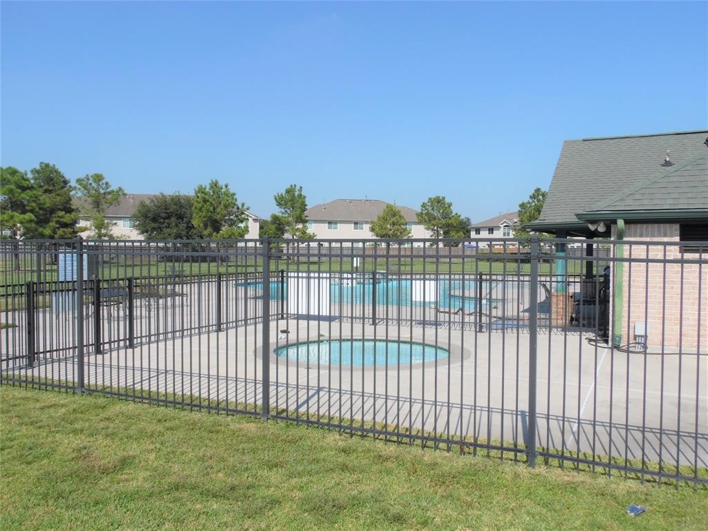 5106 Gable Lane Houston, TX 77066 - Photo 38 of 39 a view of a backyard