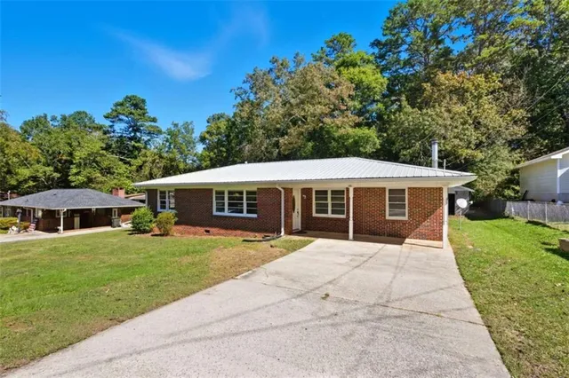 a view of a house with a yard