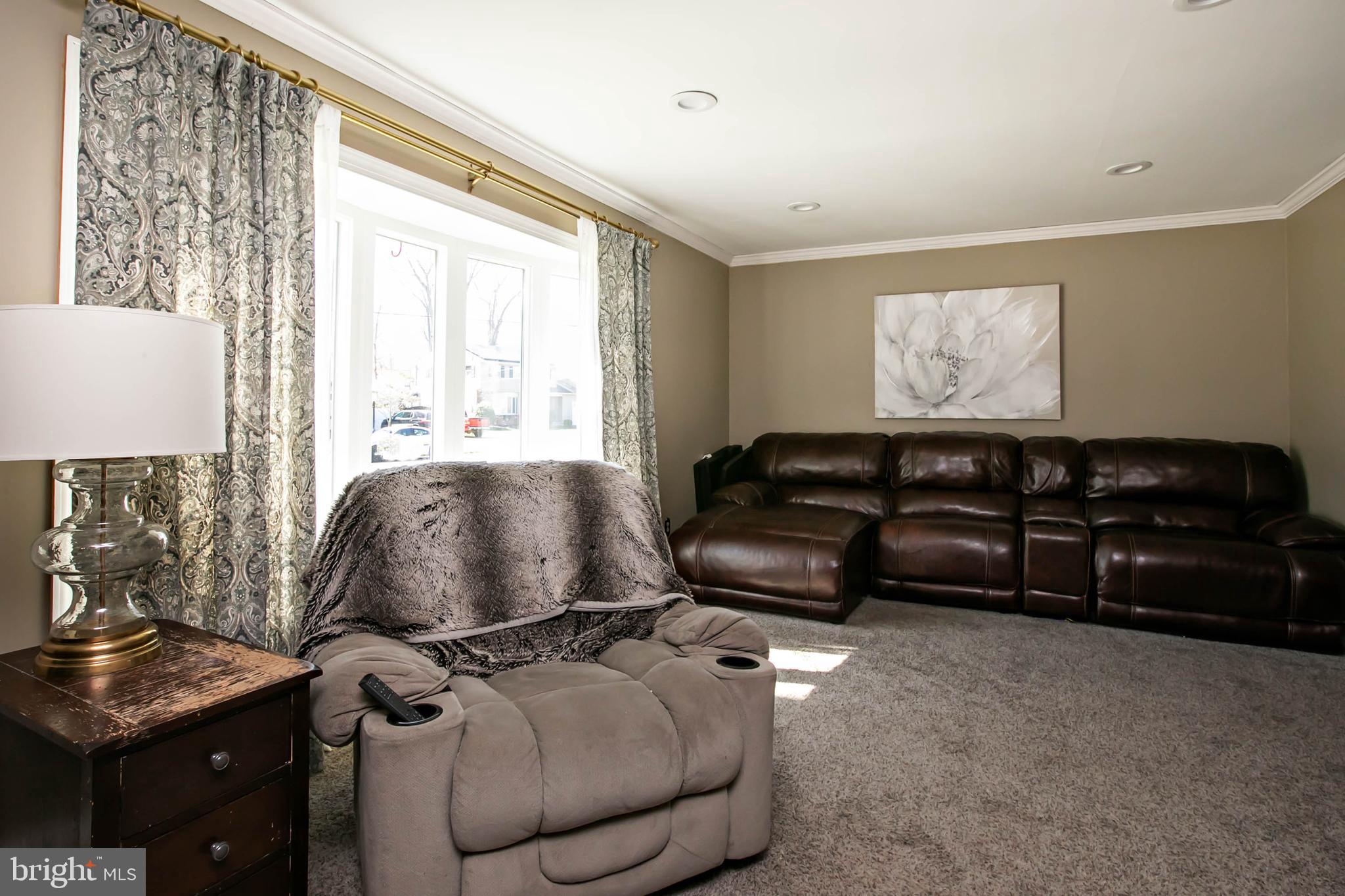 1634 Pin Oak Road Williamstown, NJ 08094 - Photo 9 of 34 Living room