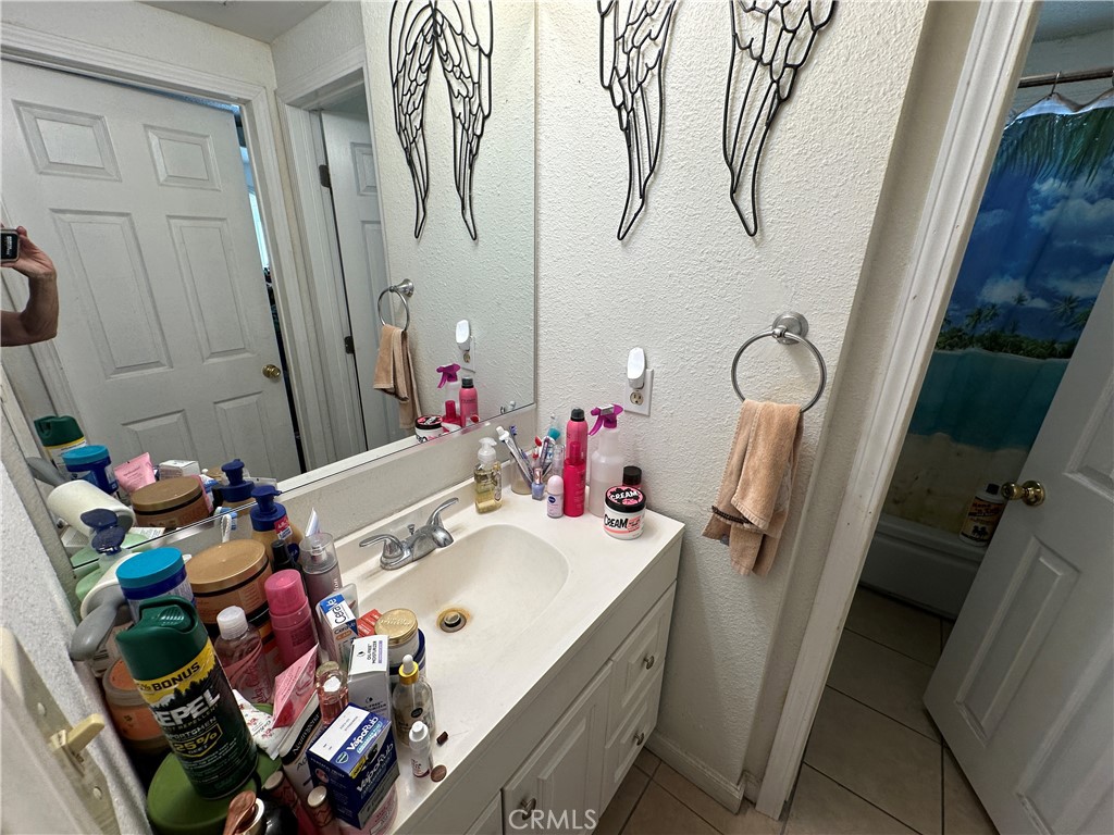 1105 Orange Avenue Chowchilla, CA 93610 - Photo 19 of 41 Hall bathroom. shower over tub.