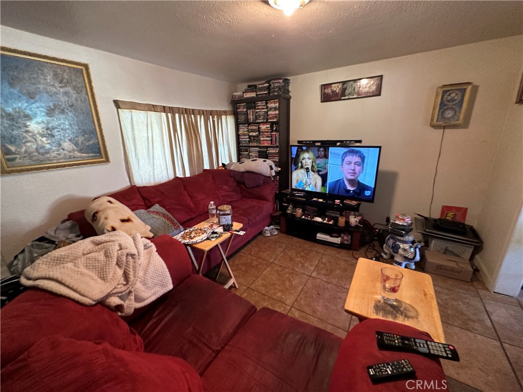 1105 Orange Avenue Chowchilla, CA 93610 - Photo 6 of 41 Living room