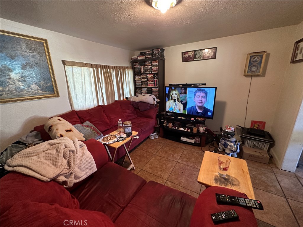 1105 Orange Avenue Chowchilla, CA 93610 - Photo 7 of 41 Livingroom