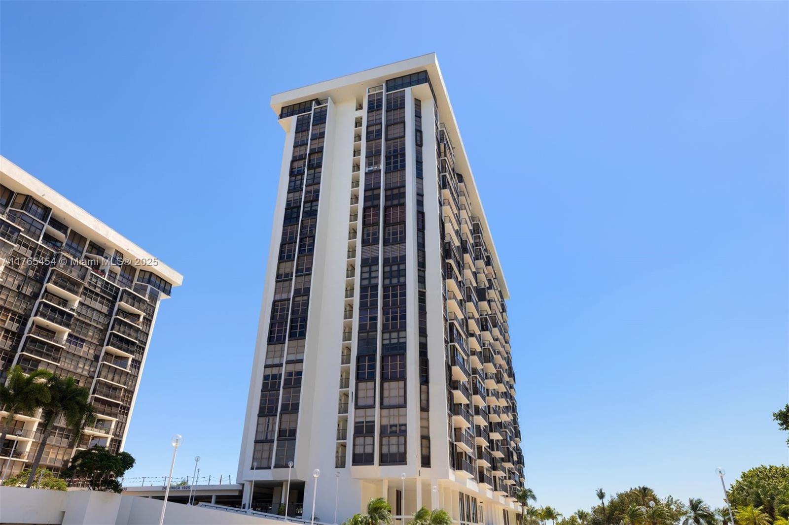 1925 Brickell Avenue, Unit DPH7 Miami, FL 33129 - Photo 16 of 45 a view of a large building