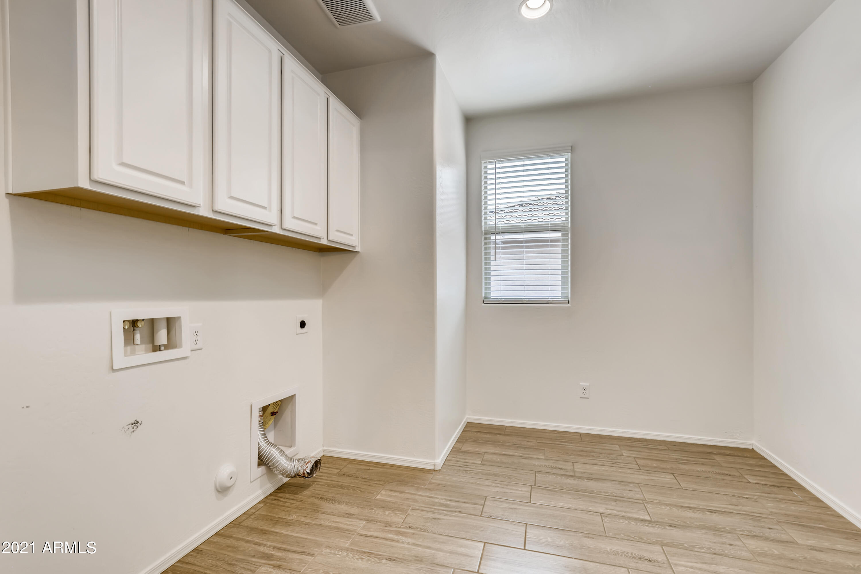 42139 West Cribbage Road Maricopa, AZ 85138 - Photo 27 of 33 26-259691332-38 Laundry Room