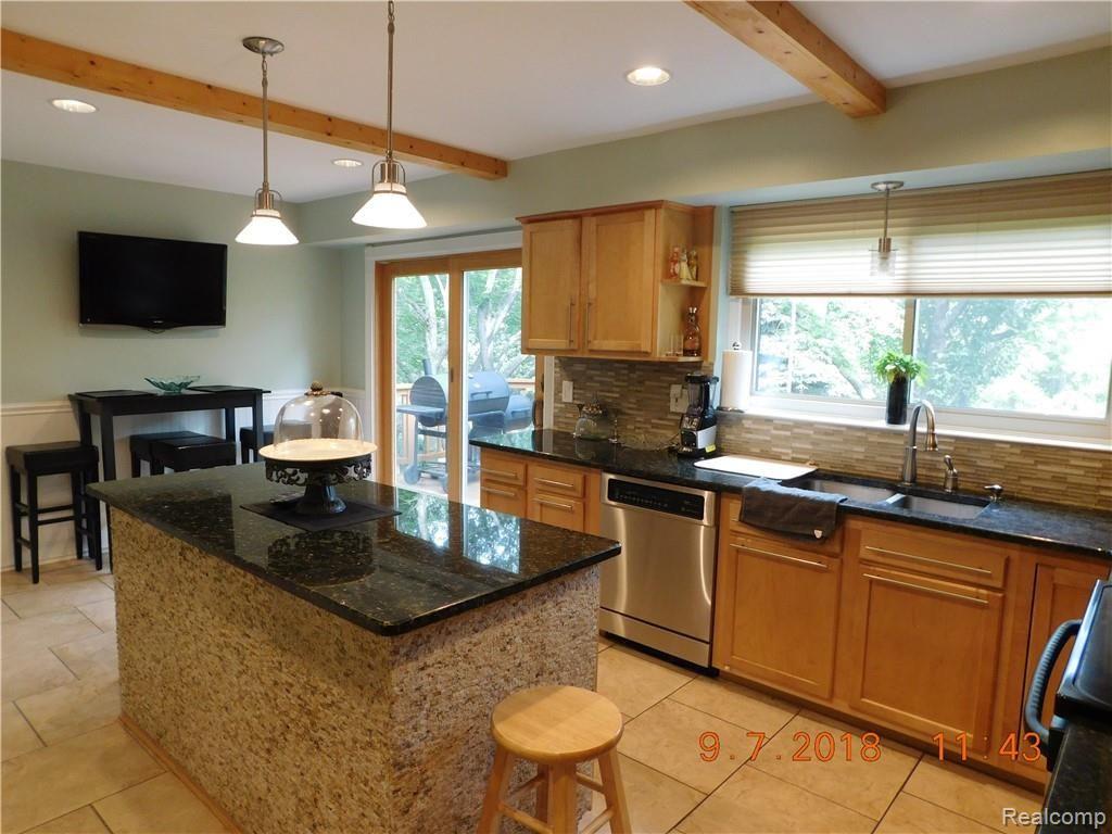 37335 Chesapeake Road Farmington Hills, MI 48335 - Photo 5 of 48