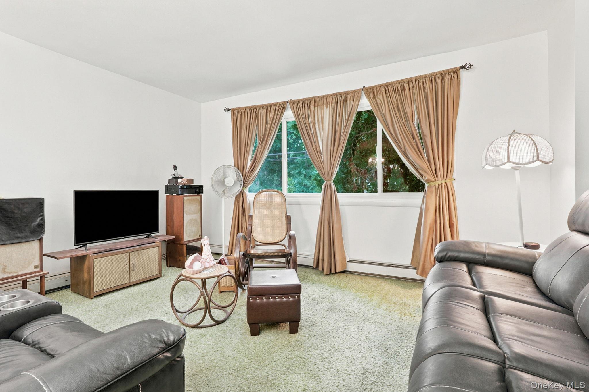 55 Sutton Park Road Poughkeepsie, NY 12603 - Photo 4 of 35
