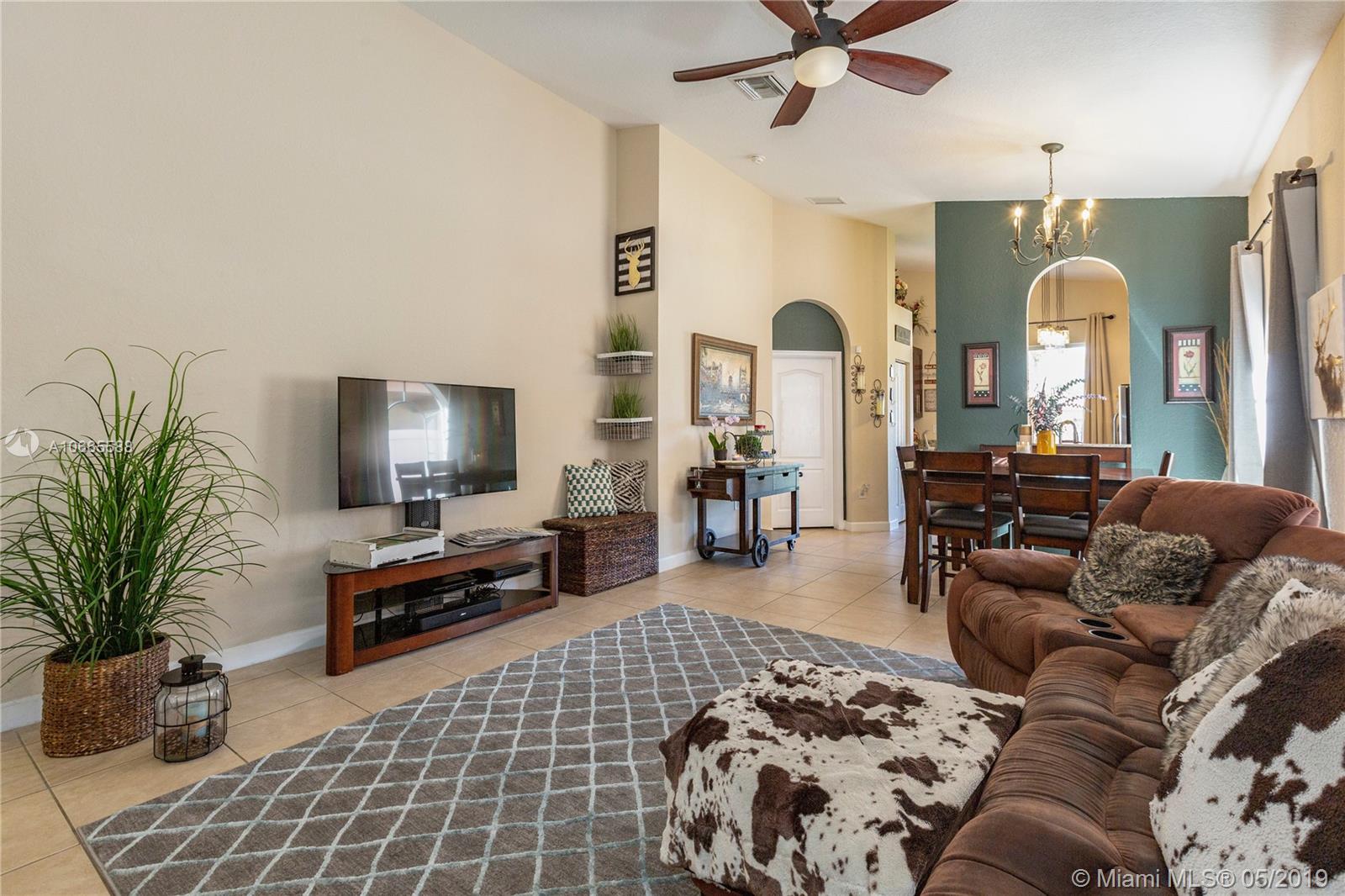 1089 Northeast 40th Road Homestead, FL 33033 - Photo 3 of 11 Gallery Image 3