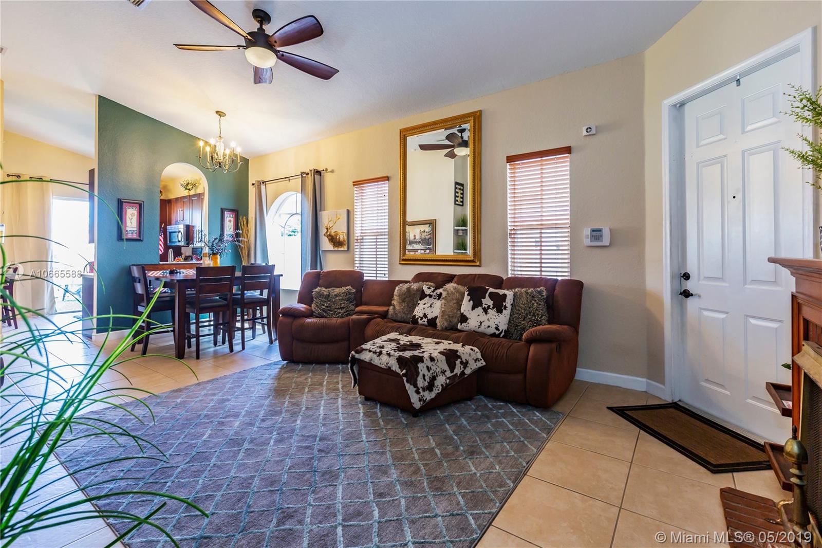 1089 Northeast 40th Road Homestead, FL 33033 - Photo 4 of 11 Gallery Image 4