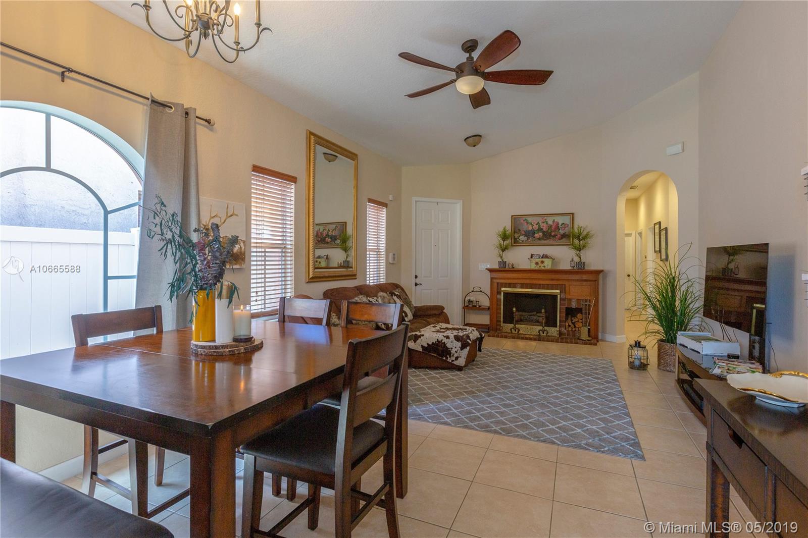 1089 Northeast 40th Road Homestead, FL 33033 - Photo 5 of 11 Gallery Image 5