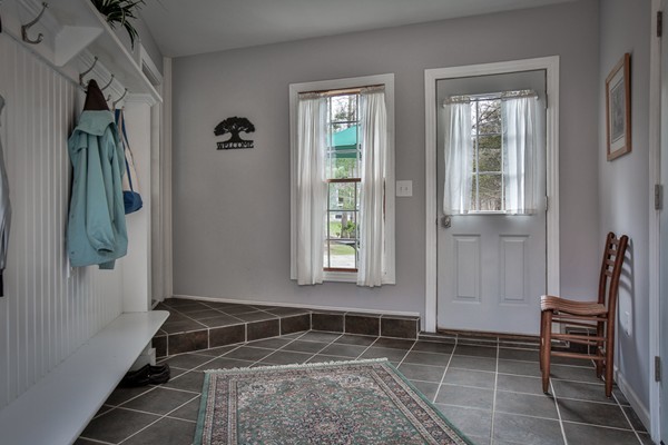 196 Middle Road Newbury, MA 01922 - Photo 2 of 28 a room that has a rug and a chair in it