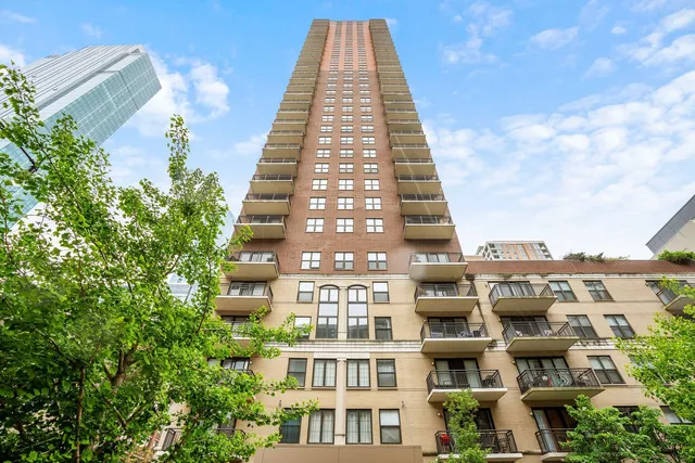 $3,400 | 41 East 8th Street, Unit 2702, Chicago, IL 60605