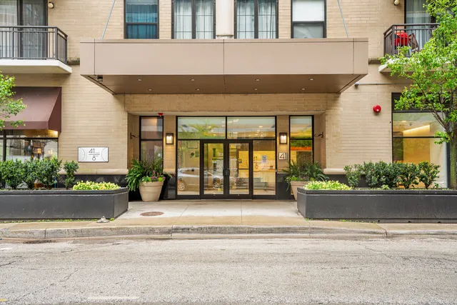 $3,400 | 41 East 8th Street, Unit 2702, Chicago, IL 60605