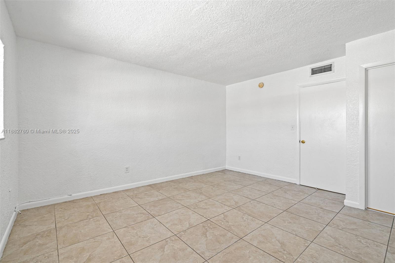 8650 Southwest 67th Avenue, Unit 1027 Pinecrest, FL 33156 - Photo 18 of 41 a view of room