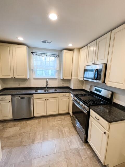 24 Moultrie Street Charleston, SC 29403 - Photo 13 of 18 Kitchen