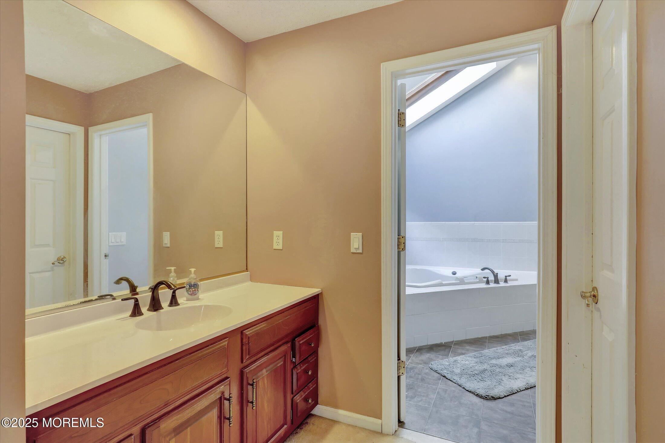 9 Rutherford Court Jackson, NJ 08527 - Photo 29 of 47 29-Primary Bathroom