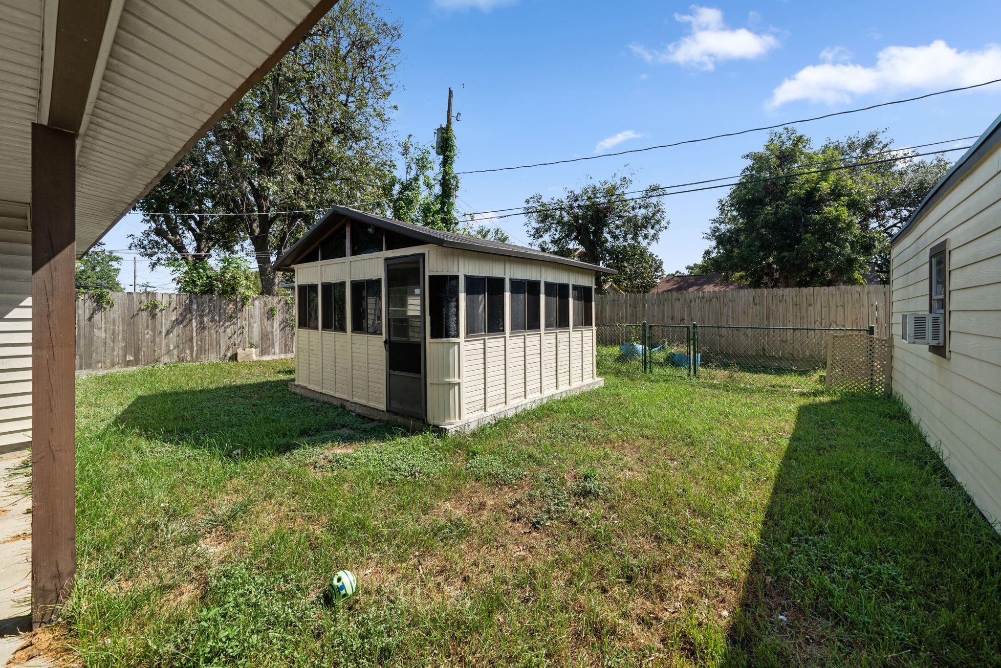 56 Wellford Street Houston, TX 77022 - Photo 25 of 26 a view of a house with yard and a garden