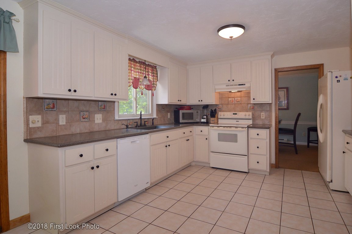 17 Bellingham Road Blackstone, MA 01504 - Photo 4 of 40 Gallery Image 4