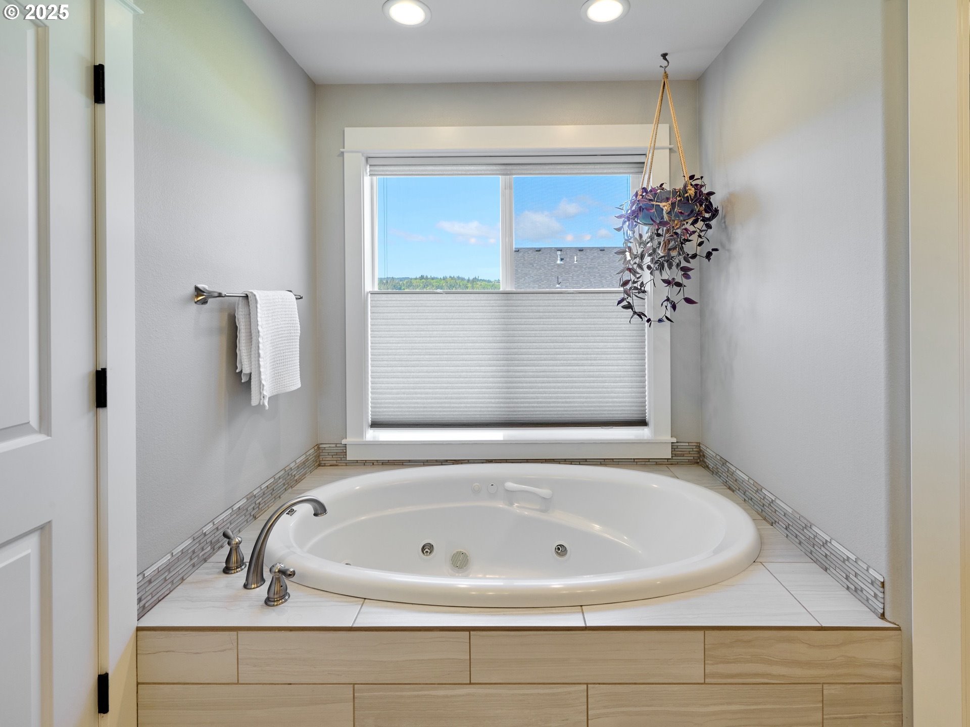 3035 Elliot Street Northwest Salem, OR 97304 - Photo 27 of 46 a bathroom with a bathtub and shower