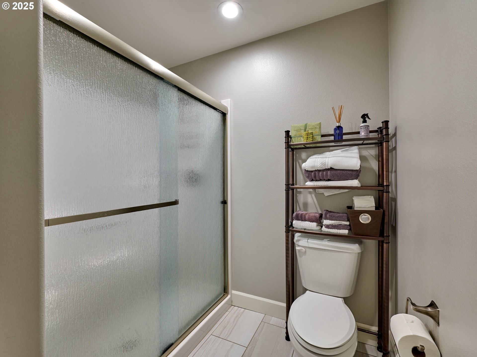 3035 Elliot Street Northwest Salem, OR 97304 - Photo 37 of 46 a bathroom with a toilet a sink and shower