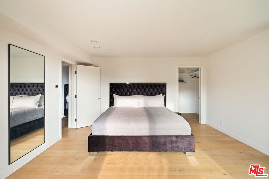 7868 Electra Drive Los Angeles, CA 90046 - Photo 29 of 42 a spacious bedroom with a bed and a couch