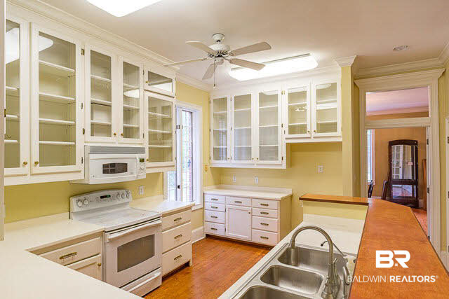 692 Deer Avenue Daphne, AL 36526 - Photo 8 of 26 Large Kitchen