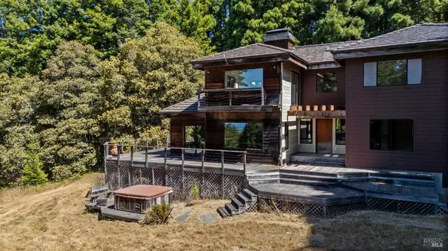 a view of a yard with a tree