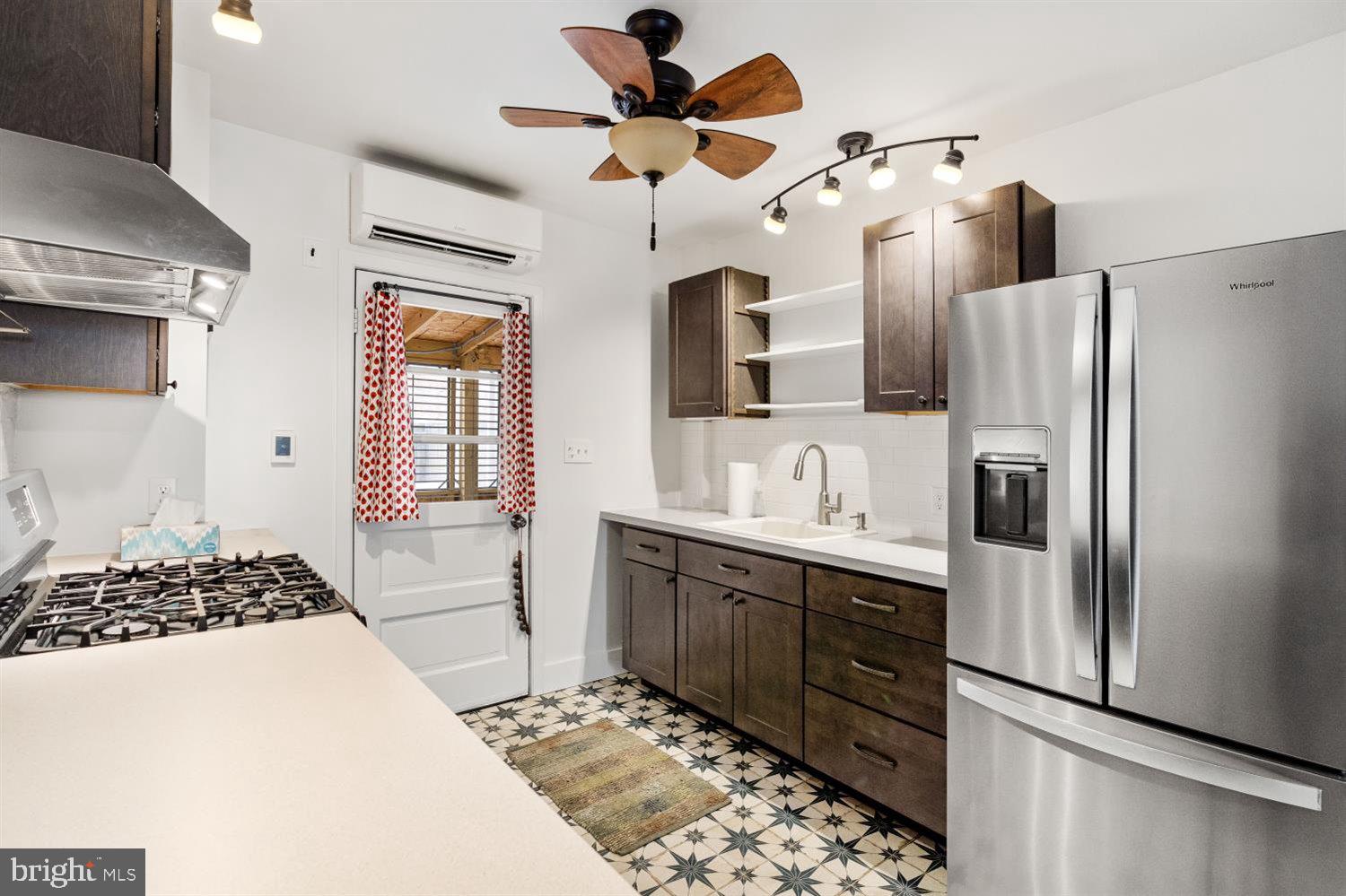 421 George Street Baltimore, MD 21201 - Photo 7 of 32 Kitchen w/ Heated Tile Floors!