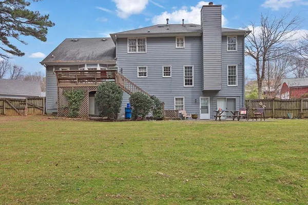 a view of a house with a yard
