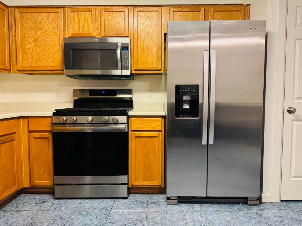 3215 Port Anne Way Leander, TX 78641 - Photo 10 of 30 a kitchen with appliances and a microwave