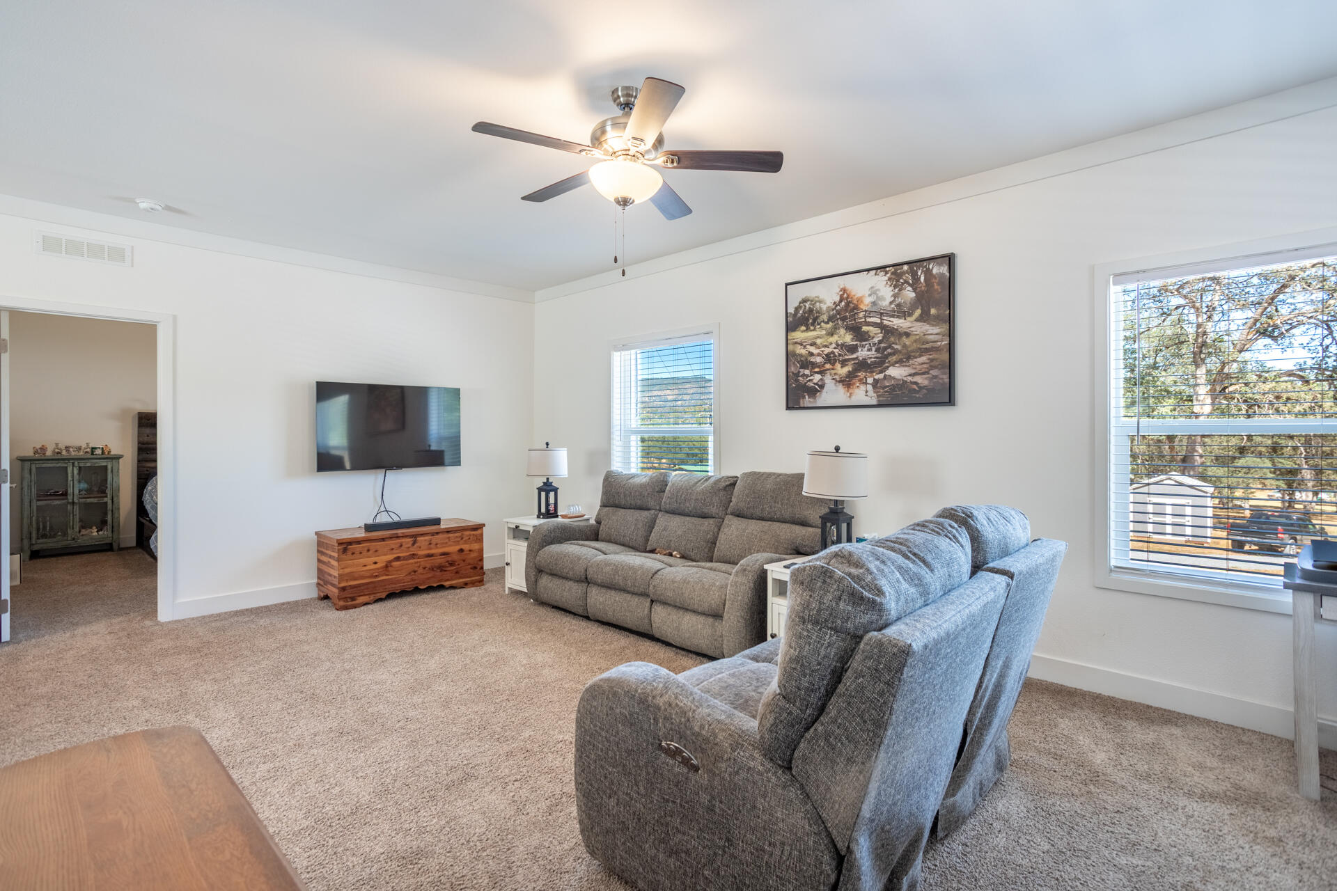 13582 Echo Hill Road Redding, CA 96003 - Photo 24 of 40 Living Room