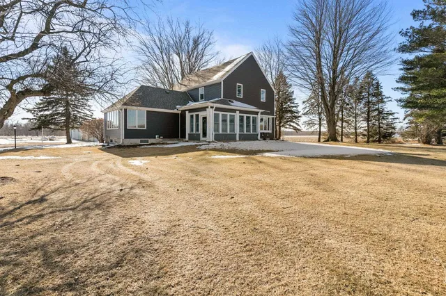 $399,900 | W7185 County Rd P, Shiocton, WI 54170