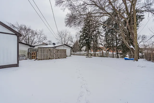 $327,900 | 605 Tanglewood Drive, Streamwood, IL 60107