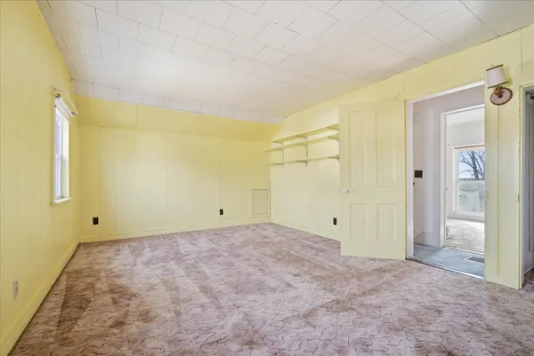 a view of a livingroom with a & a ceiling fan