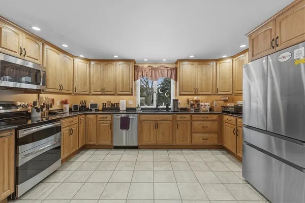 $799,999 | 125 Dr Braley Road, Freetown, MA 02717