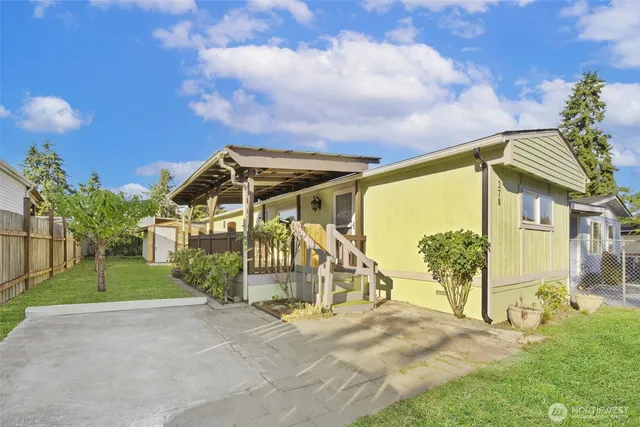 a view of a house with a yard