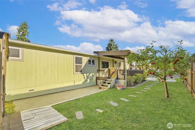 a view of a house with a yard