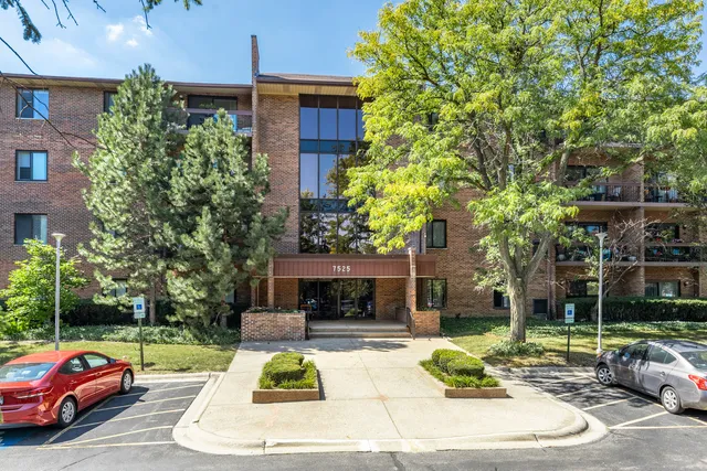 $265,000 | 7525 Nantucket Drive, Unit 210, Darien, IL 60561