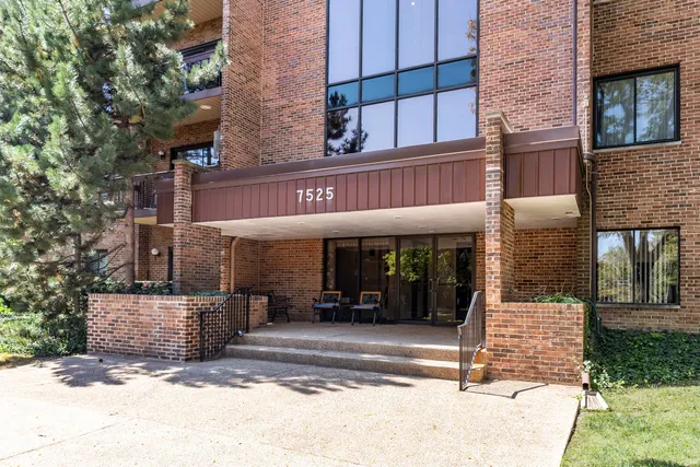 $265,000 | 7525 Nantucket Drive, Unit 210, Darien, IL 60561