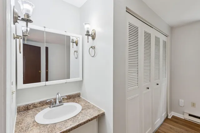 $179,900 | 93 Henry Law Avenue, Unit CRICKET BROOK CONDO #151, Dover, NH 03820