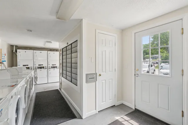 $179,900 | 93 Henry Law Avenue, Unit CRICKET BROOK CONDO #151, Dover, NH 03820