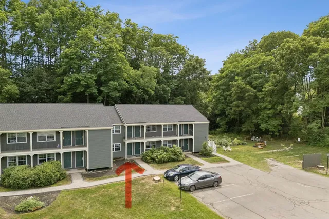 $179,900 | 93 Henry Law Avenue, Unit CRICKET BROOK CONDO #151, Dover, NH 03820