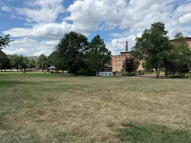 $179,900 | 93 Henry Law Avenue, Unit CRICKET BROOK CONDO #151, Dover, NH 03820