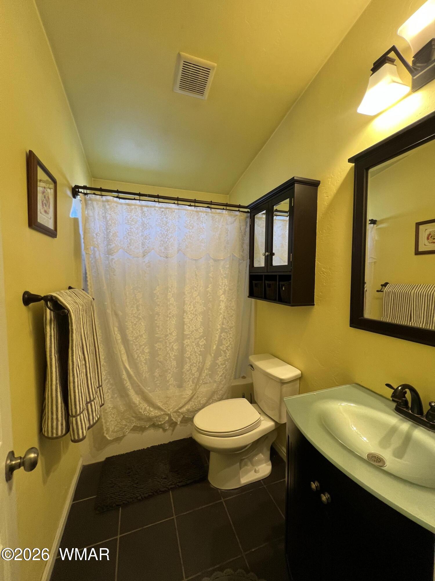 25 North County Road St. Johns, AZ 85936 - Photo 13 of 55 a bathroom with a sink toilet and shower