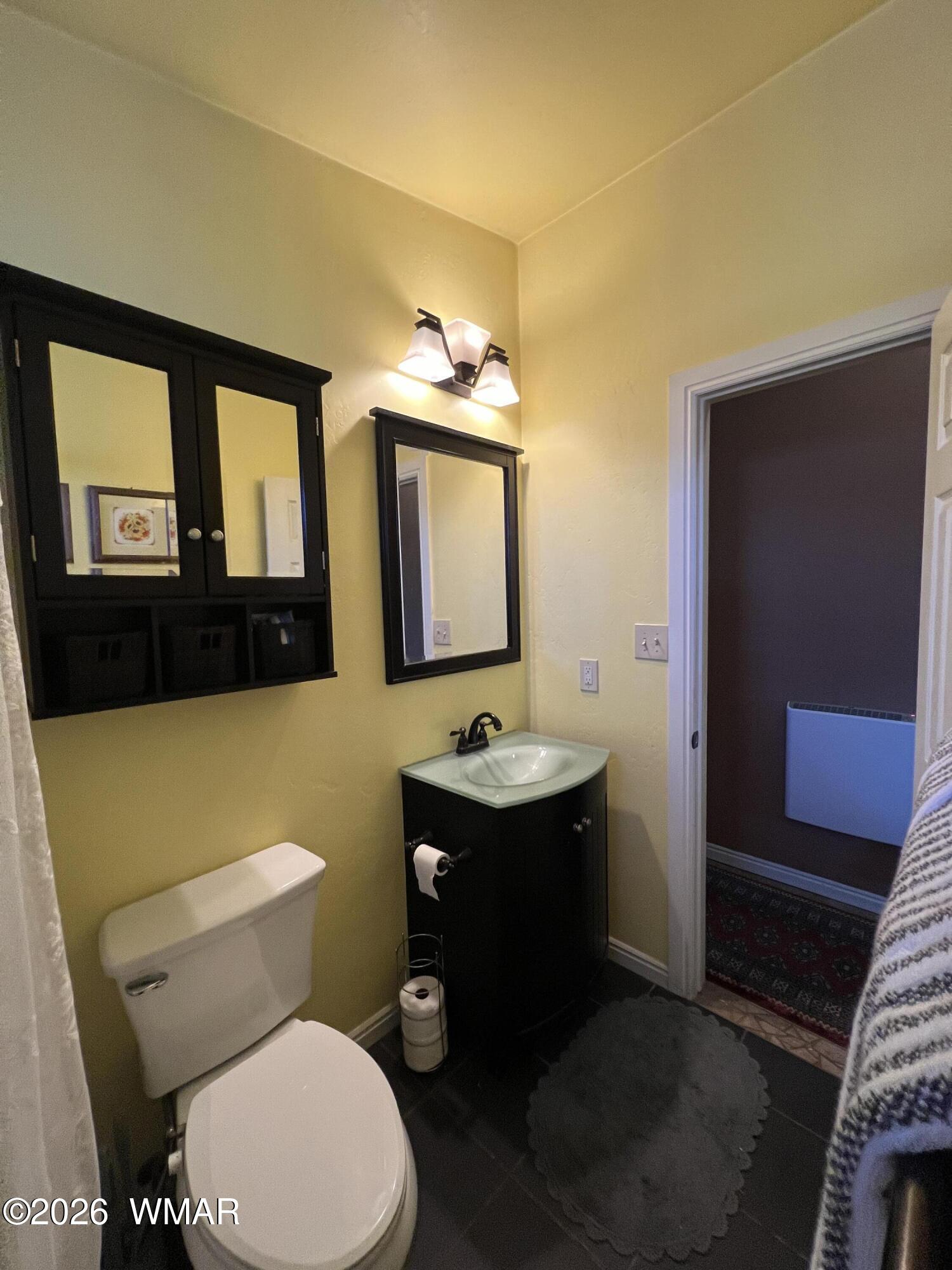 25 North County Road St. Johns, AZ 85936 - Photo 14 of 55 a bathroom with a toilet a sink and mirror