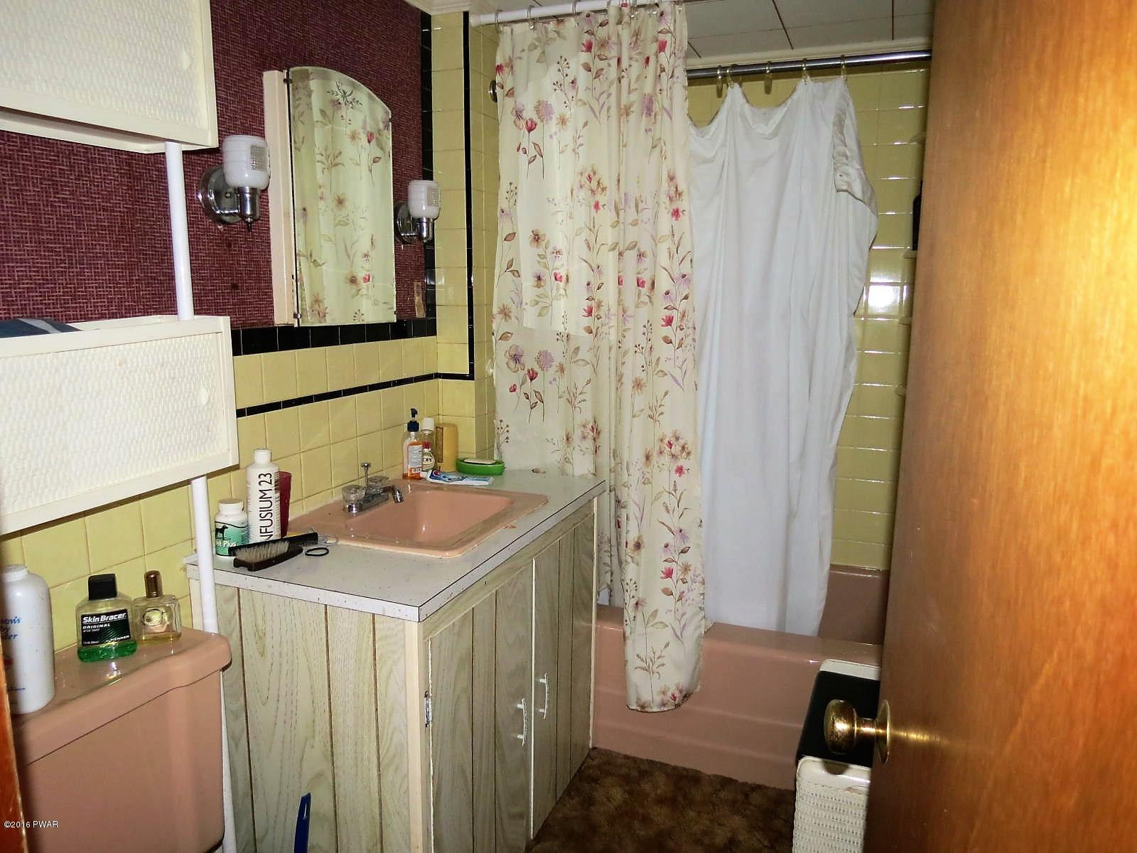 163 Lakeview Road Greentown, PA 18426 - Photo 20 of 21 IMG_0024