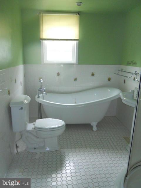 3926 Glenhurst Road Dundalk, MD 21222 - Photo 9 of 19 Bath