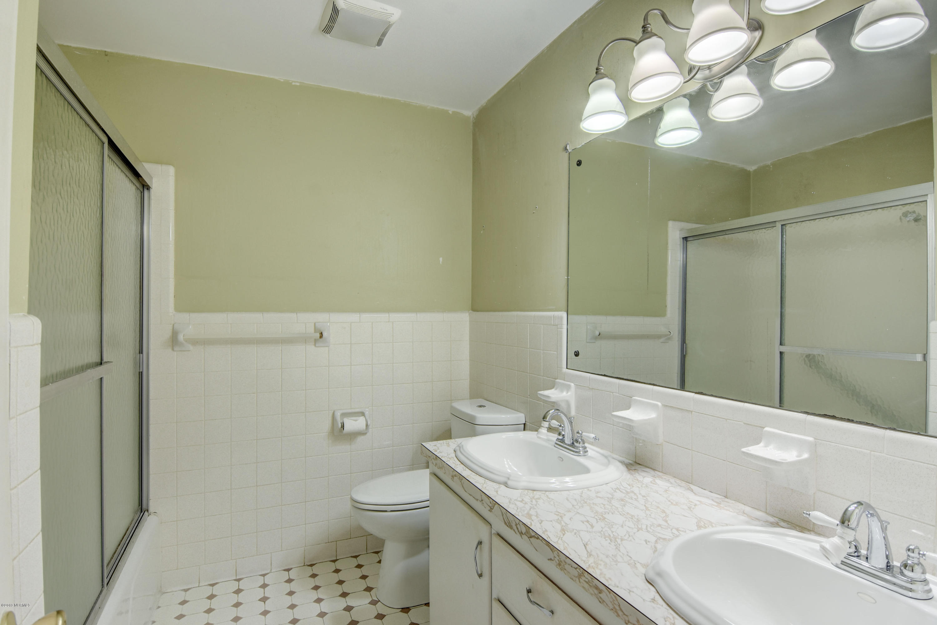 4537 West Cascade Road Wilmington, NC 28412 - Photo 18 of 32 Full Bathroom